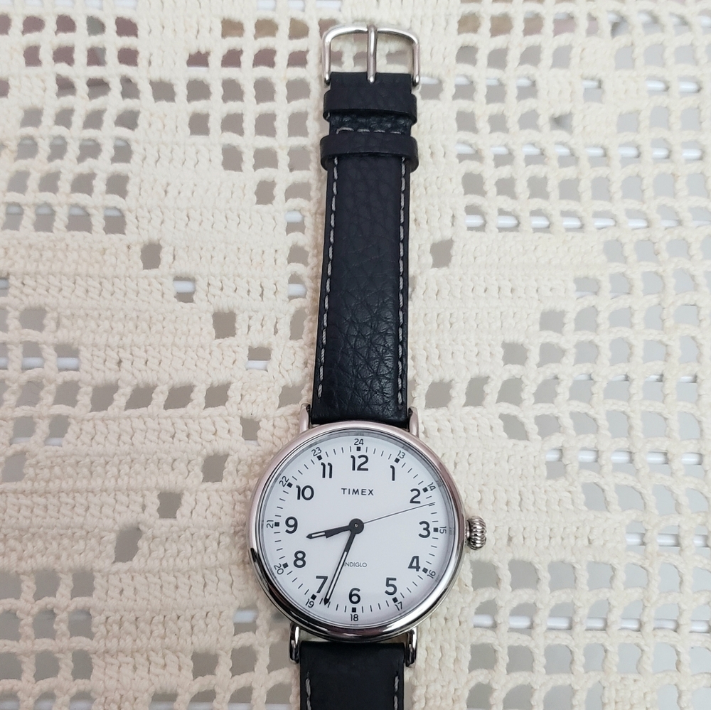 Nwot Mens Timex Indiglo Easy Reader Watch on Black Leather Band - Picture 6 of 11